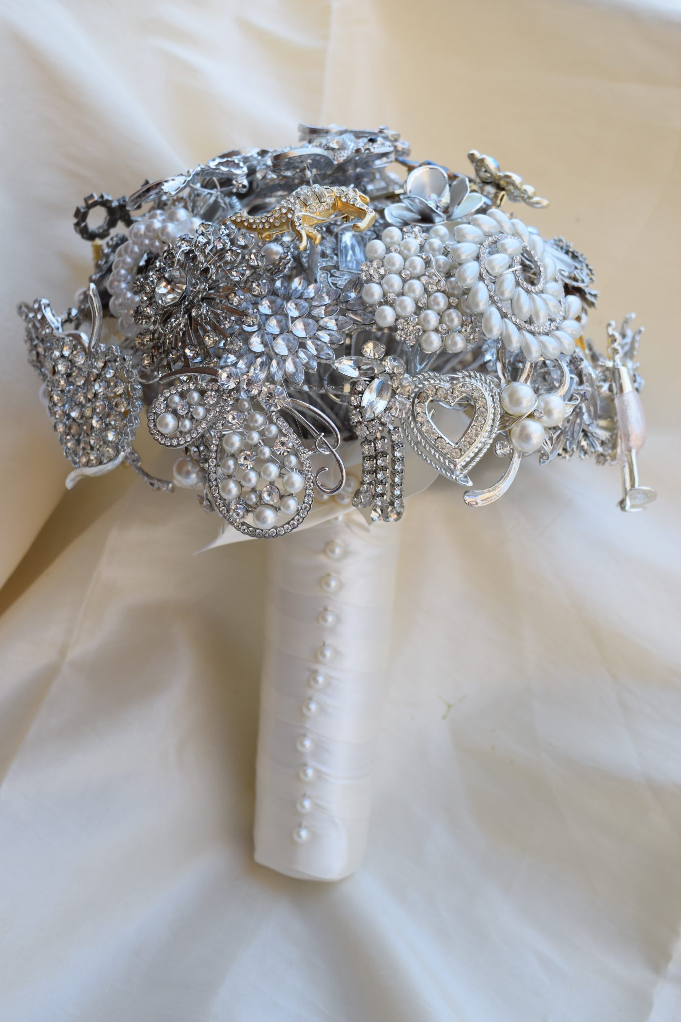Sparkly brooch bridal bouquet